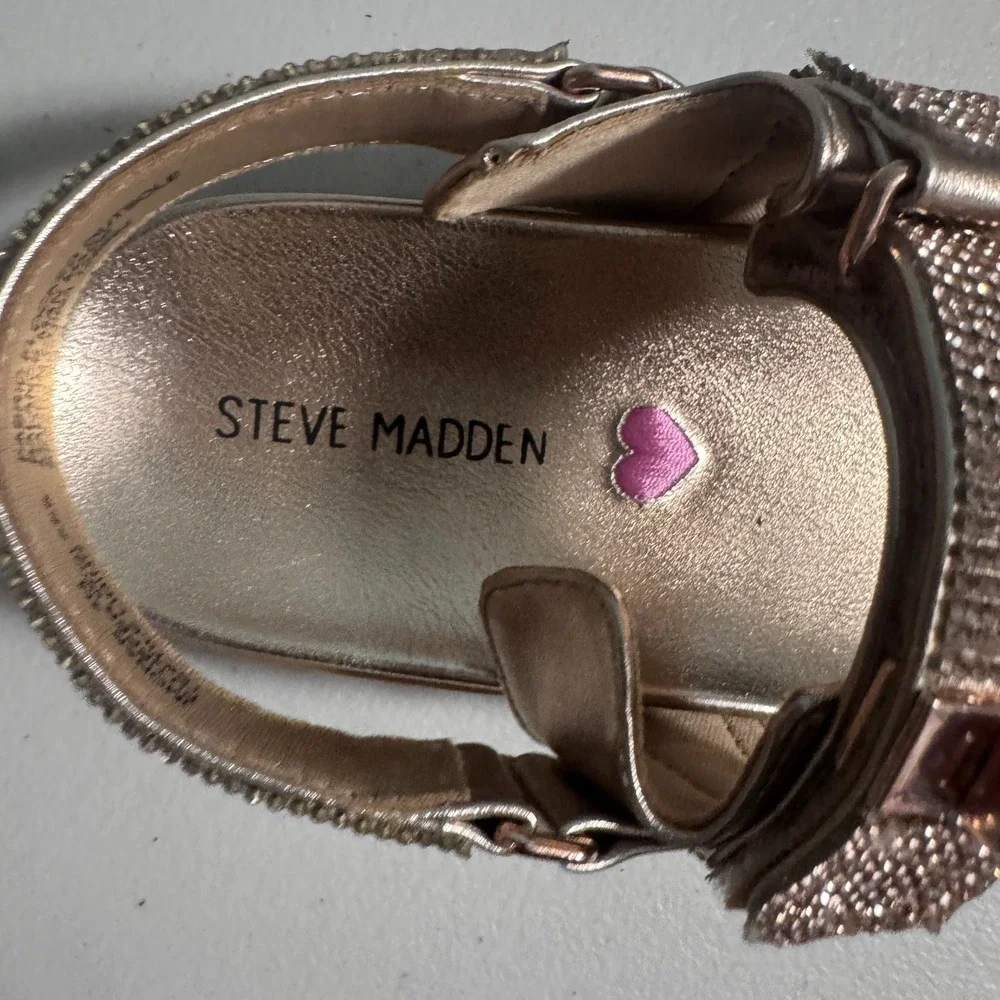 Steve Madden Girls 4 Mona Flat Sandal Rhinestone Embellishments Vacation Cute